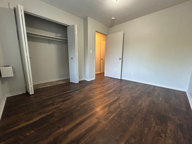 Building Photo - 1 Bedroom, 1 Bath Apartment at the Brookside Apartments!