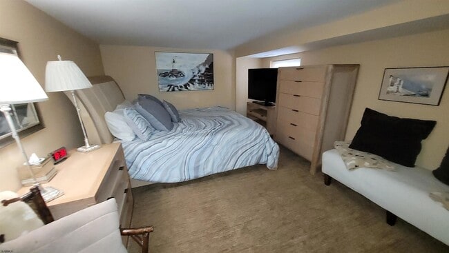 Building Photo - 104 S Avolyn Ave