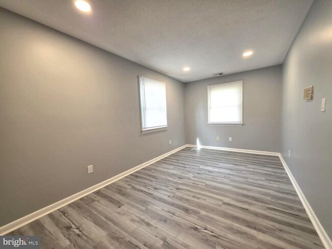 Building Photo - 8241 Robin Hood Dr