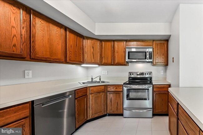 Building Photo - 705 Meadow Ct