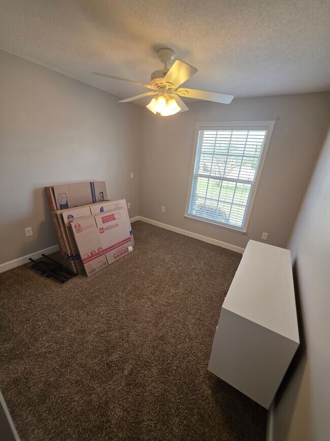 Building Photo - Available May! Non-Furnished Unit!