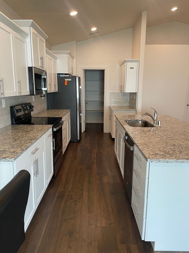 Building Photo - 3 Bedroom 2 Bath Rambler close to the Golf Course!