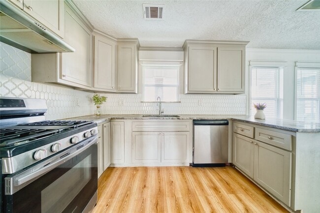 Building Photo - 4913 W 43rd St