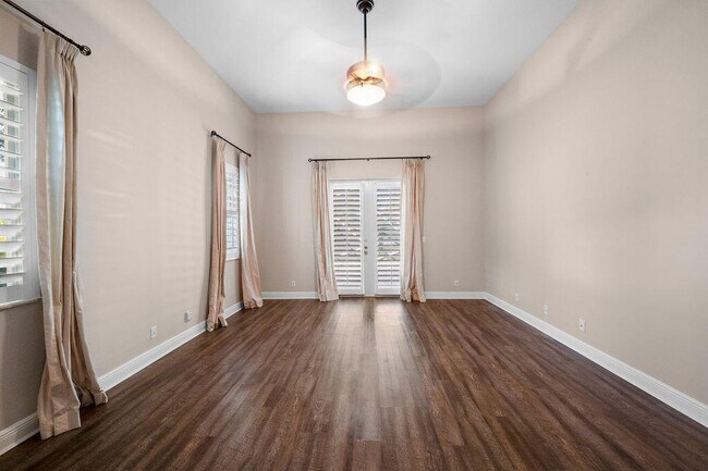 Building Photo - 511 SW Squire Johns Ln