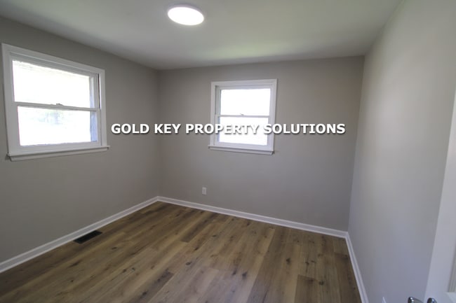 Building Photo - 3 BR 1 BA Brick Ranch with New Flooring an...
