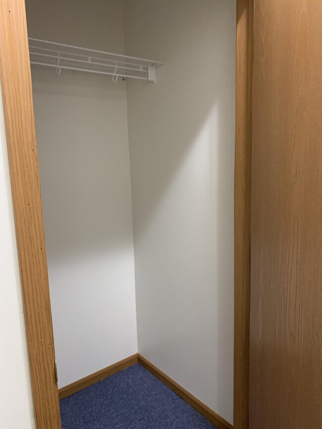 Building Photo - 135 S River Rd