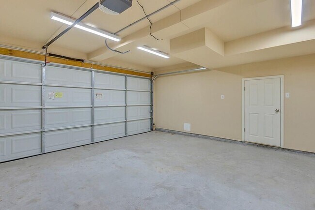 Building Photo - 3925 Hueco Valley Dr