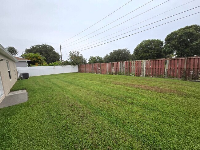 Building Photo - 823 Del Mar Cir