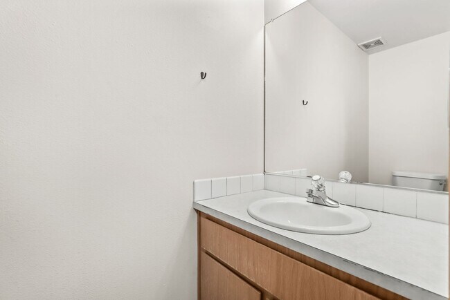 Building Photo - Updated SE Portland Townhome - Near Woodstock