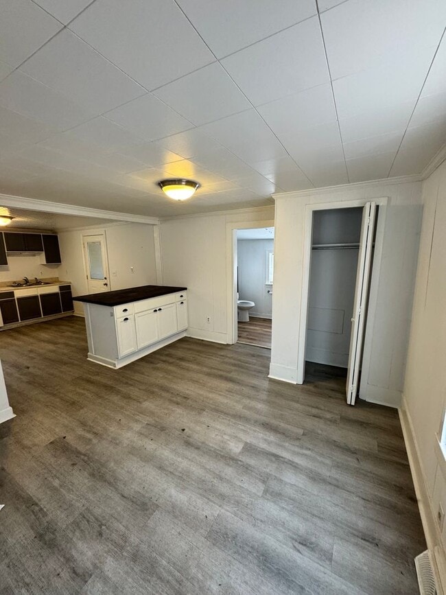 Building Photo - 3 bed 1.5 bath house near Church Hill