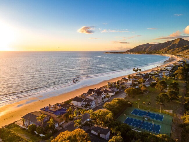 Building Photo - GORGEOUS CUSTOM BEACH HOME - Solimar Beach...