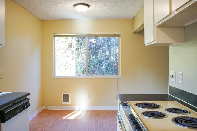 Building Photo - Close-in SE: Garden Level 1 Bdr w/ DW, Private Patio, & Parking!
