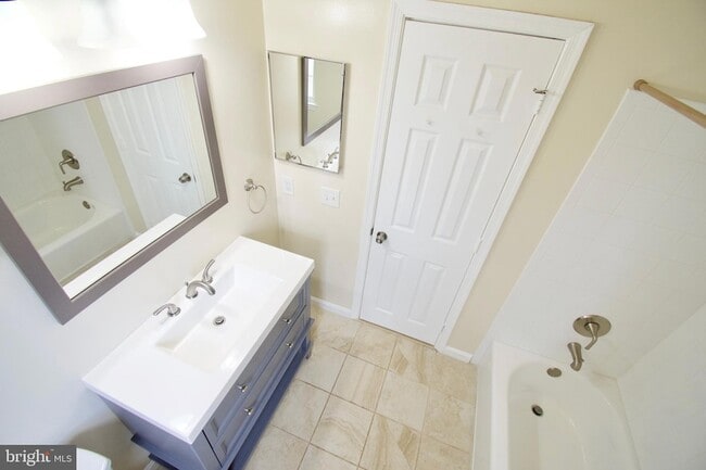 Building Photo - 5026 Dorchester Cir