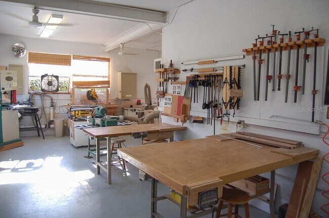 Building Photo - 2042 Australia Way W