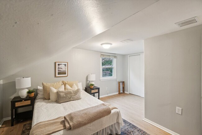 Building Photo - Charming Updated 4BR/2BA Cape Cod in Twinbrook- Rockville