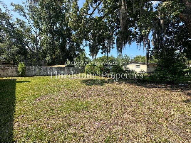 Building Photo - 1038 La Marche Dr