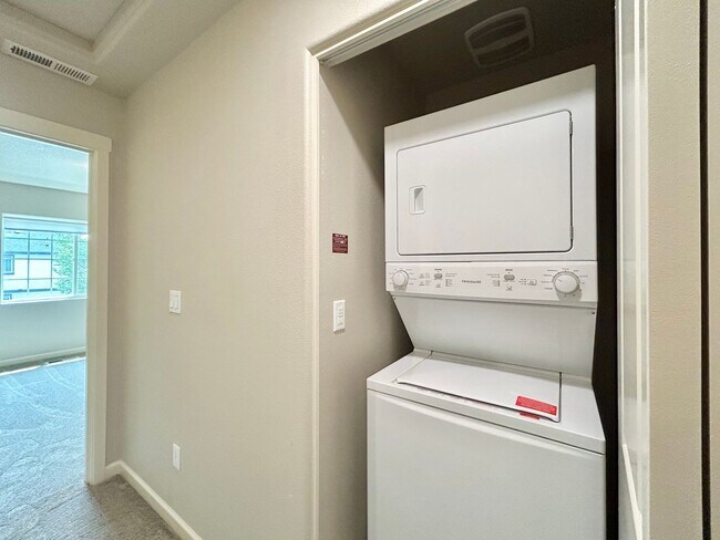 Building Photo - Stunning 2 Bed, 2.5 Bath Craftsman Townhome with Community Amenities!