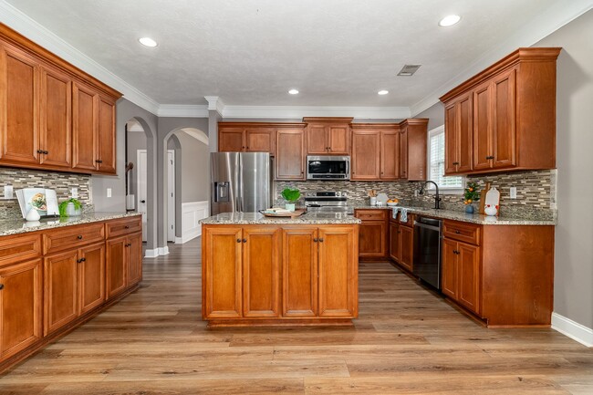 Building Photo - Beautiful 5 Bedroom, 4 Full Bath Family Home