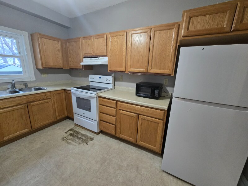 Building Photo - 994 Reaney Ave E