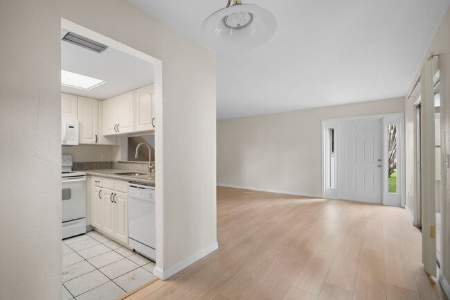 Building Photo - Beautiful Two-story condo 2bedrooms 2 baths with garage in Fort Myers