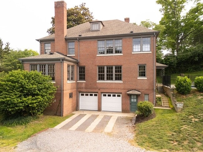 Building Photo - 290 Long Cres Dr