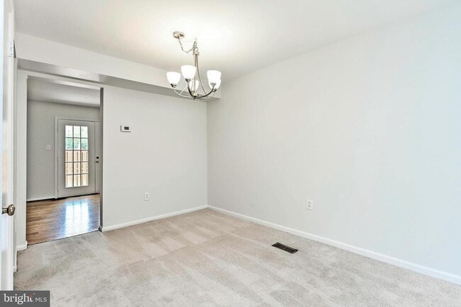 Building Photo - 2406 S Walter Reed Dr