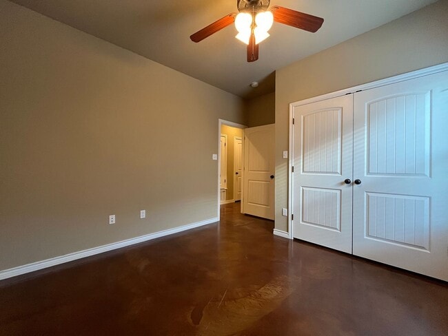 Building Photo - AVAILABLE NOW:  3 bedroom house