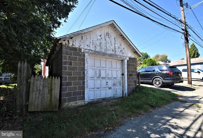 Building Photo - 242 E 8th Ave