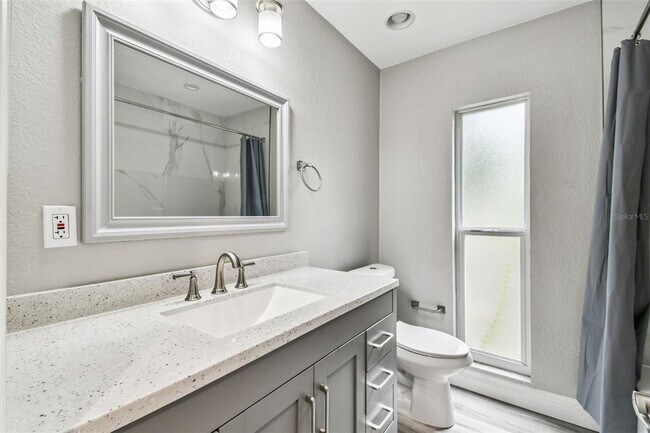 Building Photo - 6005 Lakeside Dr