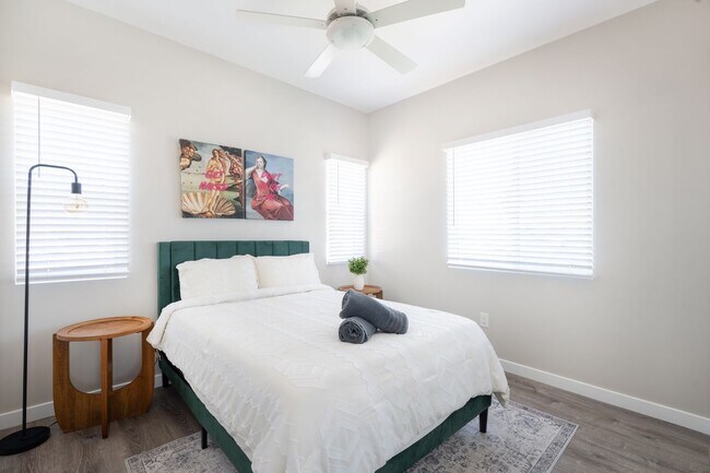 Building Photo - Spacious turfed yard!