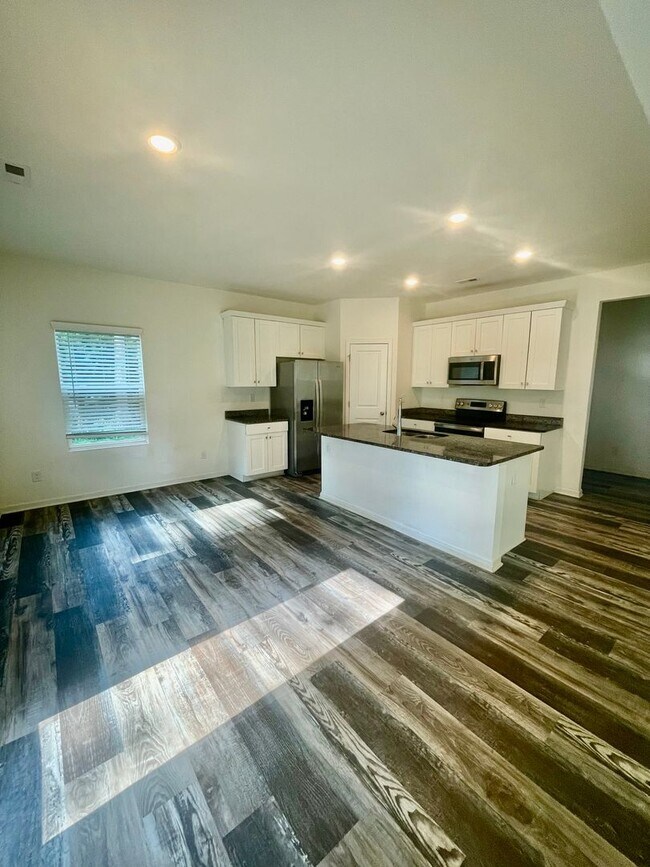 Building Photo - Welcome to this stunning 5-bedroom, 2-bath...