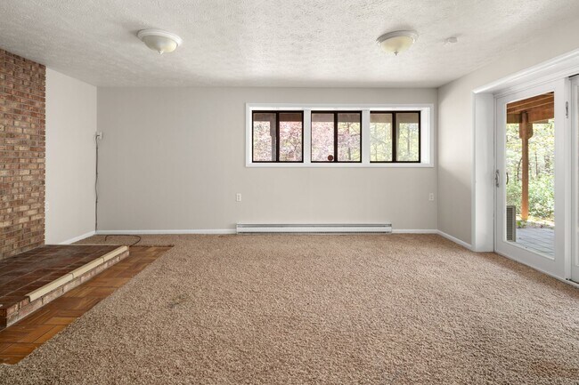 Building Photo - Lovely Home - Beautiful Wooded Setting