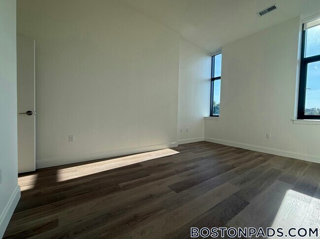 Building Photo - 1079 Commonwealth Ave