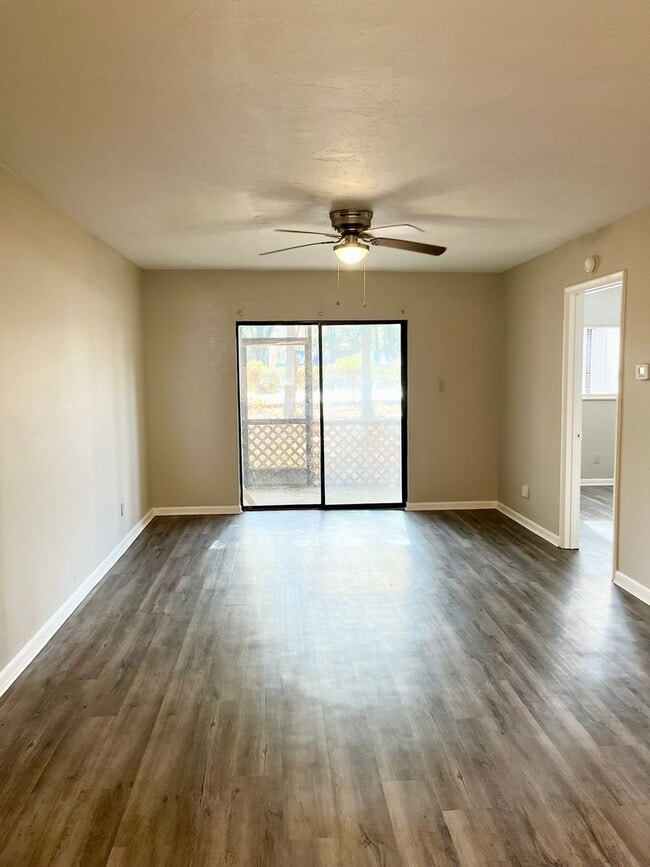 Building Photo - 2 bedroom, 2 bath Condo on 1st floor locat...