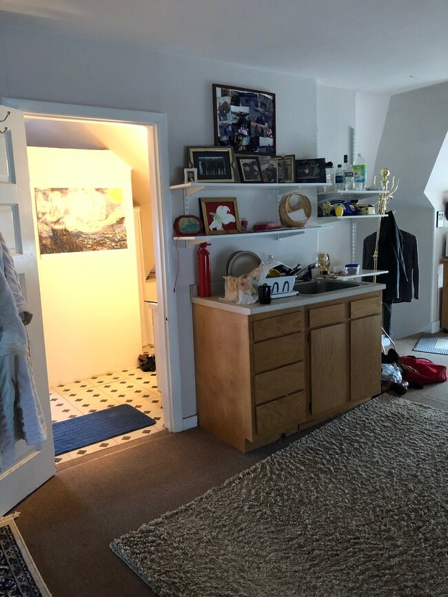 Building Photo - 832 Quincy Ave