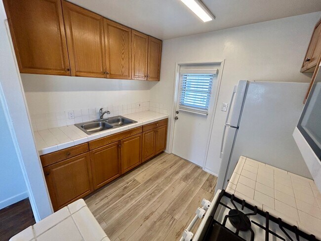 Building Photo - Charming and Bright 2 bed 1 bath in Point ...