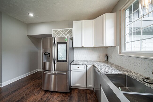 Building Photo - 4 bedroom/3 bath, 3711 sqft in Midtown!