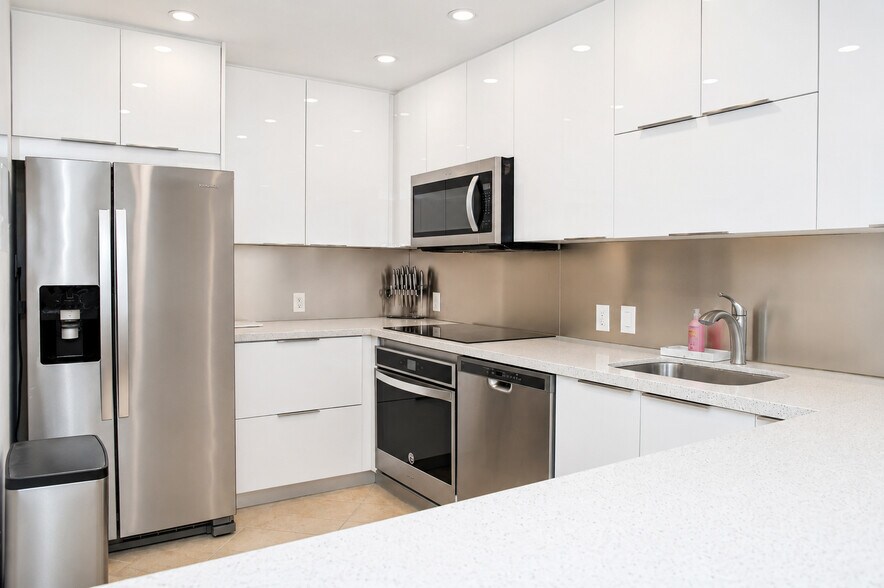 Building Photo - 3675 N Country Club Dr