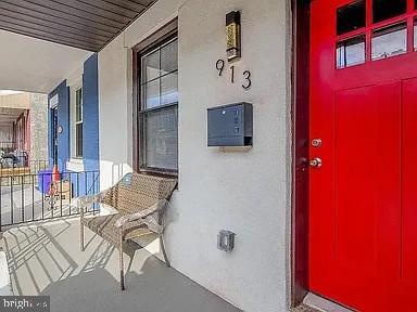 Building Photo - 913 S Yewdall St