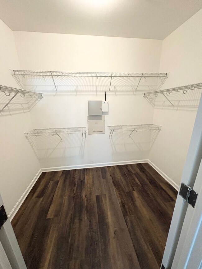 Building Photo - GlenCrossing8811