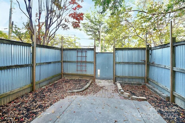 Building Photo - 2040 Atherton Heights Ln