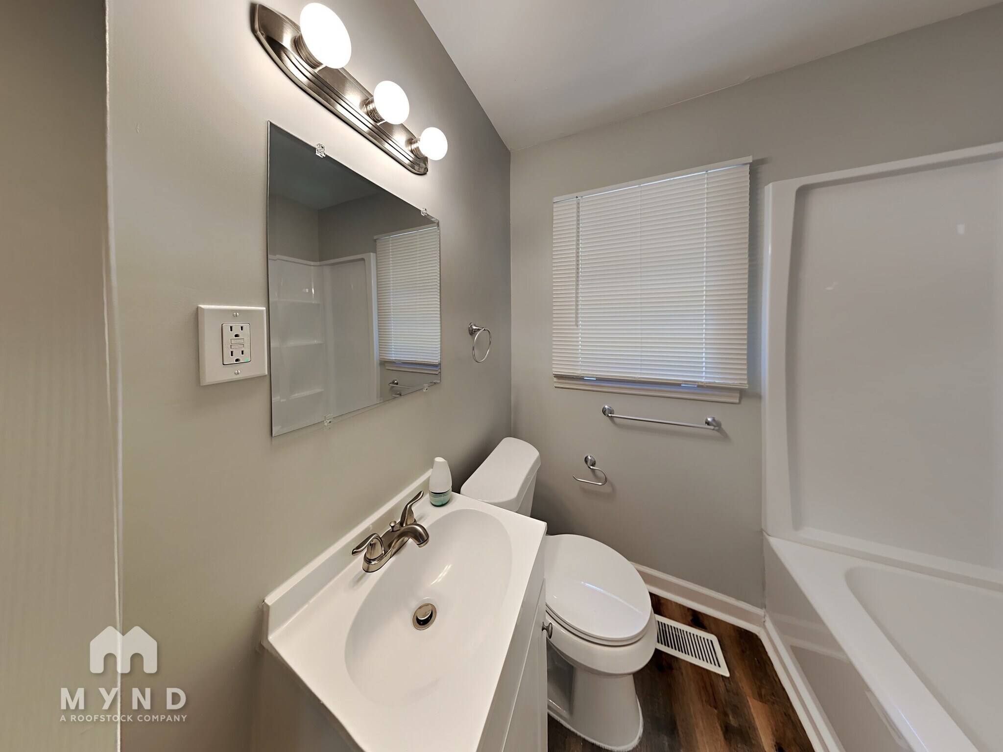 Building Photo - 1348 David Cir