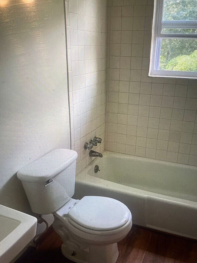 Building Photo - Knoxville 37919 - 2 bedroom, 1 bath apartment in West Knoxville - Contact Lisa Vineyard and Shann...