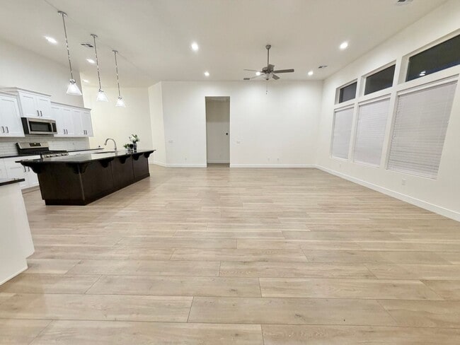 Building Photo - Beautiful 3 Bed Home!