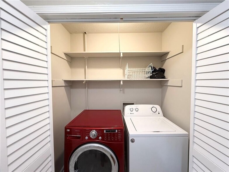 Building Photo - 1050 Mathews Ct