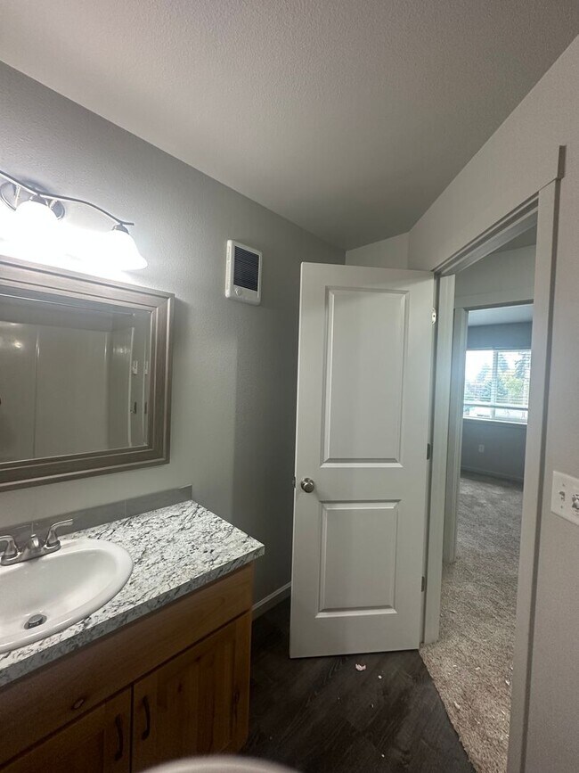 Building Photo - Available now! 3 bedroom ~ 2.5 Bathroom stylish home in Adair Village!