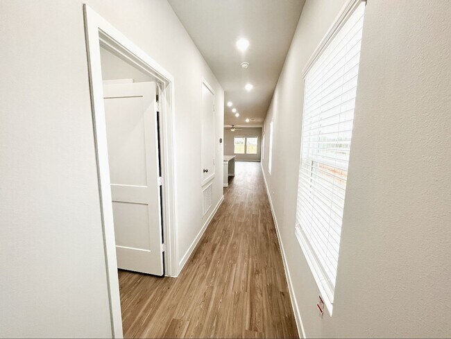 Building Photo - Like-New 3-Bed Home in Lexington Heights with Appliances Included