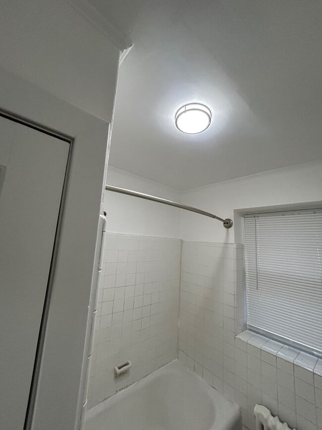 Building Photo - 3 bedroom, 1 bath charming townhome in Wilmington