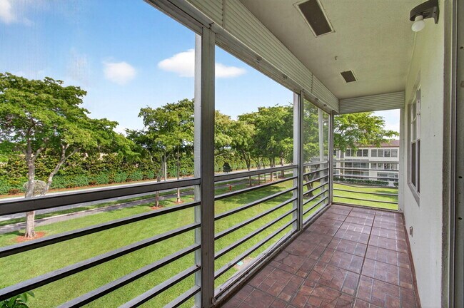 Building Photo - 116 Mansfield C