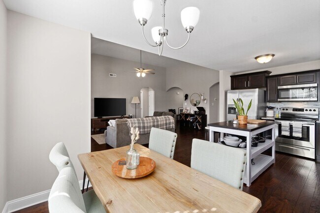 Building Photo - Pet Friendly Three Bedroom with Bonus!